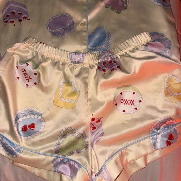 Joyspun Women’s Stretch Satin Short Sleeve Top and Shorts Pajama Set (Small) - Picture 9 of 10